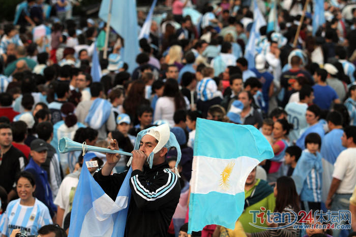  朗斯主场球迷冲突事件，俱乐部遭足协严厉处罚  