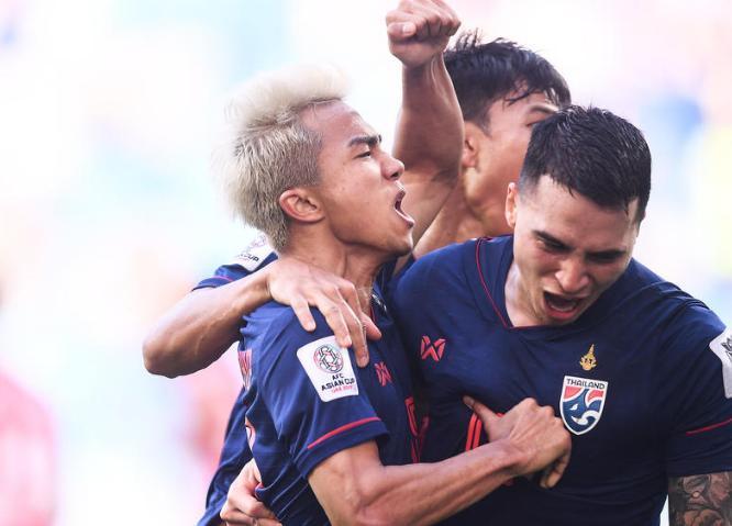  尼姆门将多次救险，艰难守住一分宝贵保级命脉